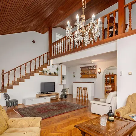 Old Captain's Retreat - Happy Apartment